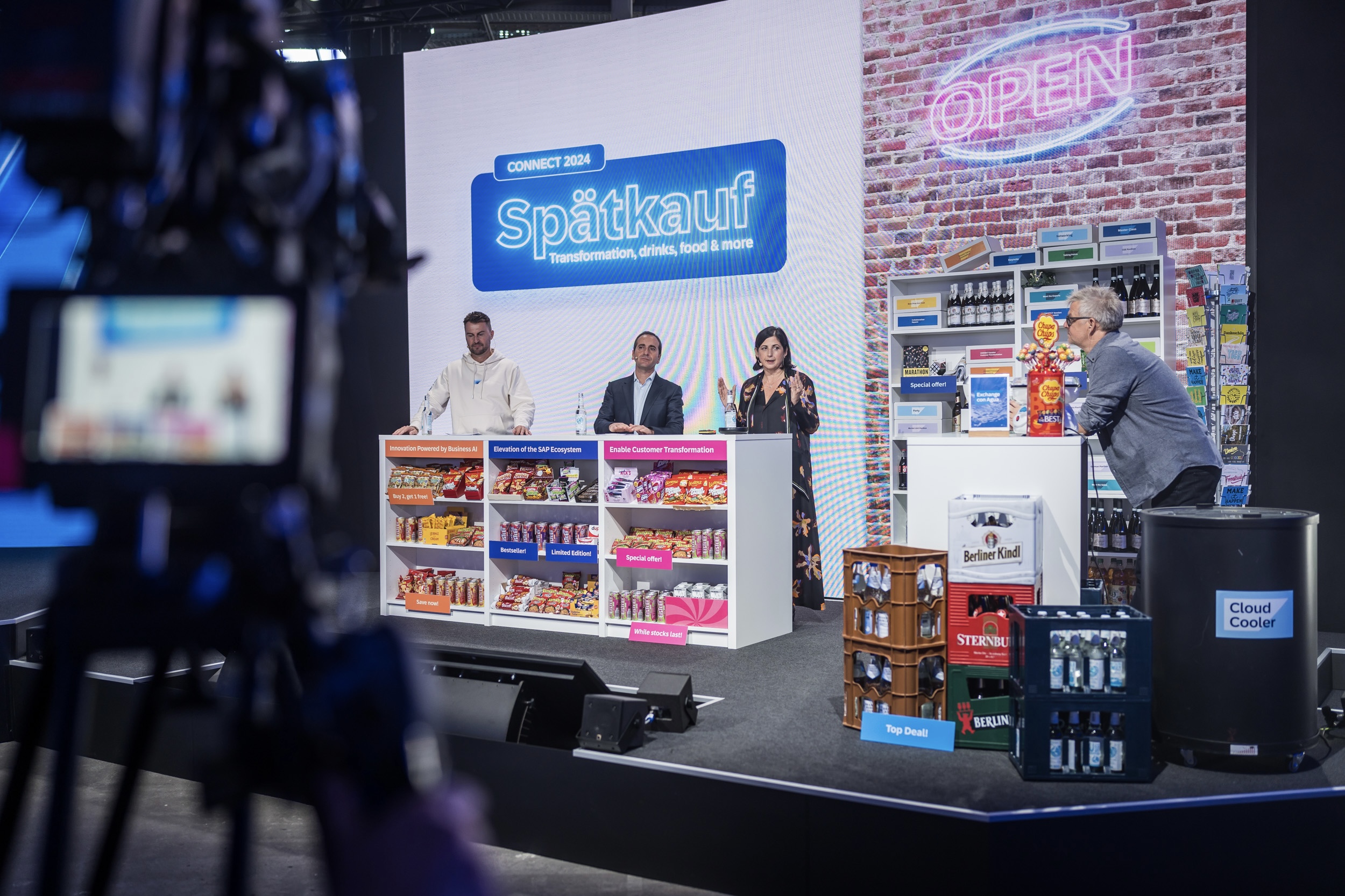 Vier Menschen in einem aufgebauten Spätkauf auf der Bühne