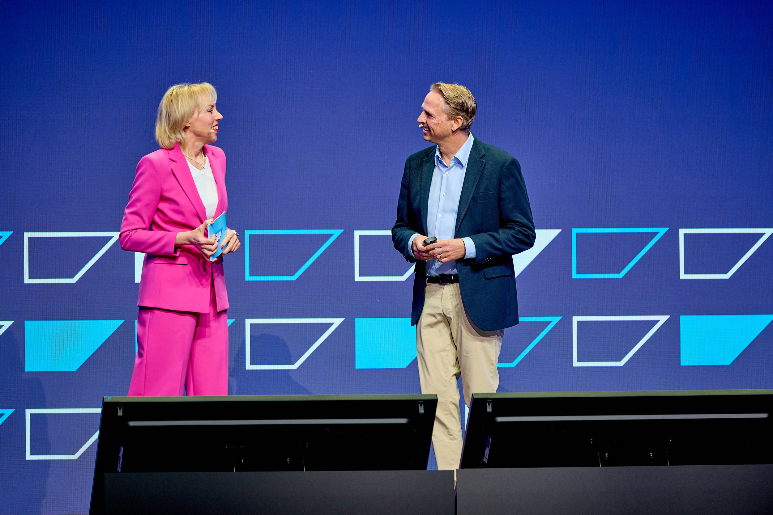 Begrüßung im Plenum, Prof Dr. Anne Gfrerer und Gastgeber Sven Mulder